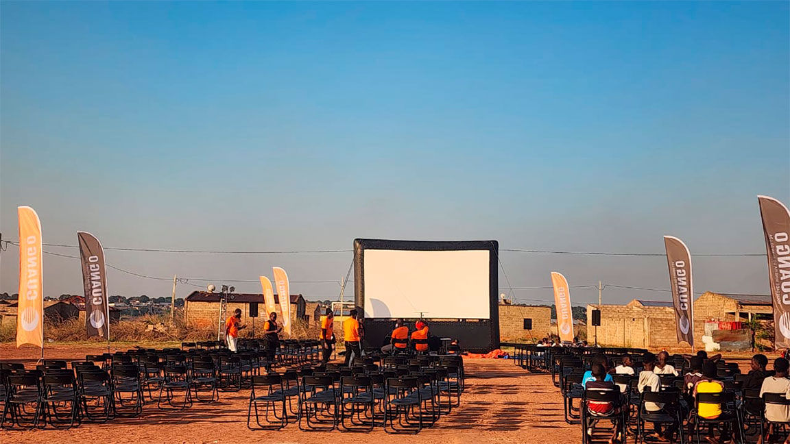 SOCIEDADE MINEIRA DO CUANGO PROMOVE CINEMA AO AR LIVRE NO CAFUNFO EM CELEBRAÇÃO DO DIA INTERNACIONAL DA CRIANÇA